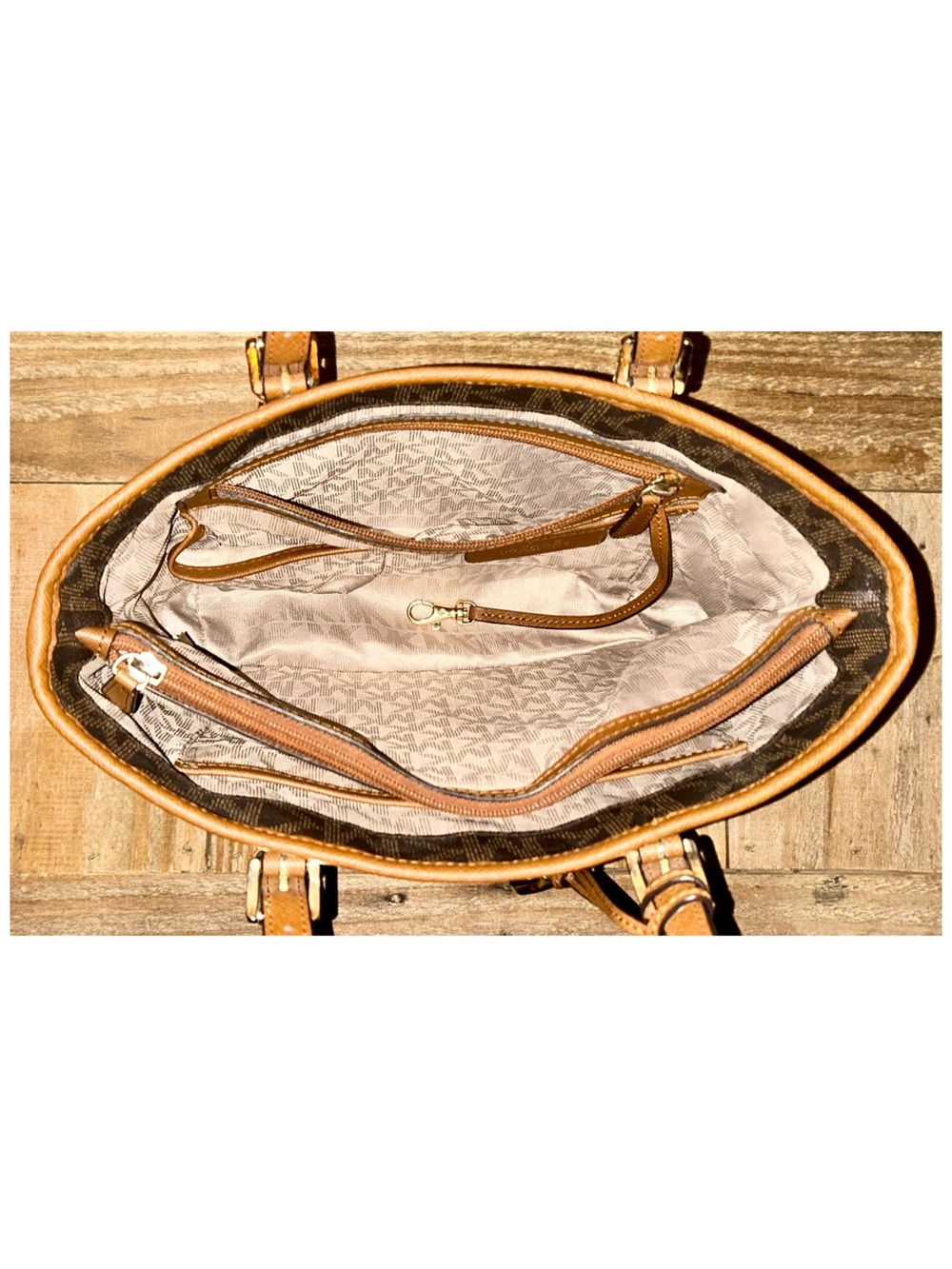 Michael Kors. 4 Piece Set: Jet Set Tote with Free Wristlet, Scarf & Dust Bag. - Picture 6 of 16